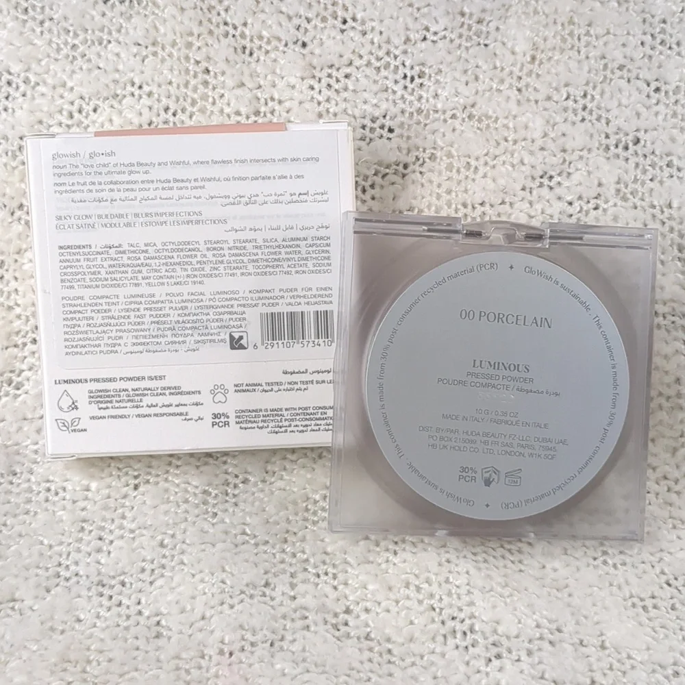 HUDA BEAUTY GloWish Luminous Pressed Powder in 00 PORCELAIN, 10g/0.35oz